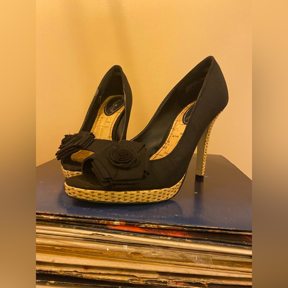 🌟JUST LISTED🖤 Anne Michelle Black Floral Peep-Toe Heels with Woven Trim 👠